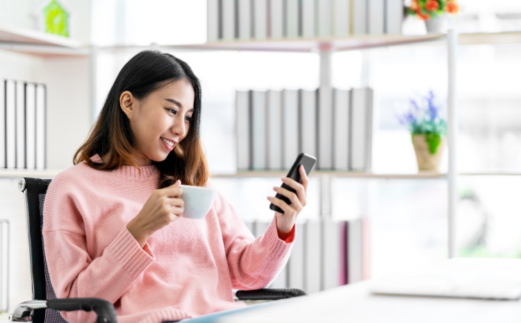 agl_s_image_women_coffee_phone