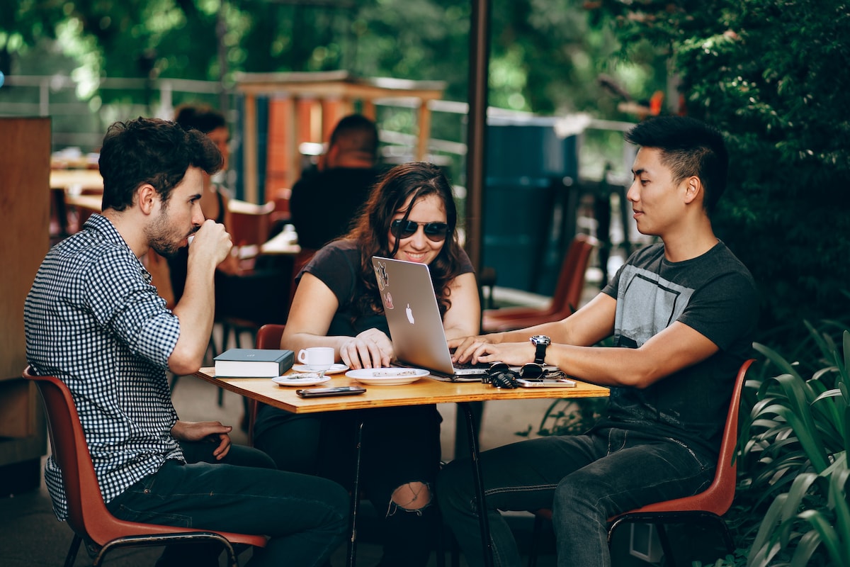 Colleagues working on a project at a cafe