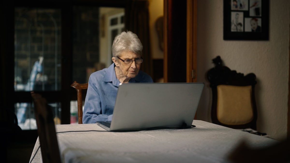 agl_ps_image_karen-oldest-customer-laptop